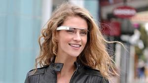 Una mujer posa con unas 'Googleglass'