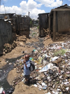 Un niño keniata recorre las calles de los barrios bajos de Nairobi